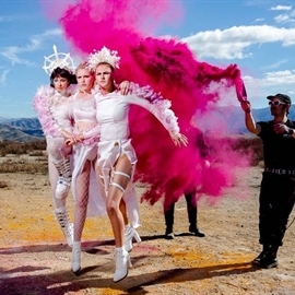 Ab in die Wüste: Heidi Klum verwandelt ihre Models mit coolen Outfits im Festival-Look